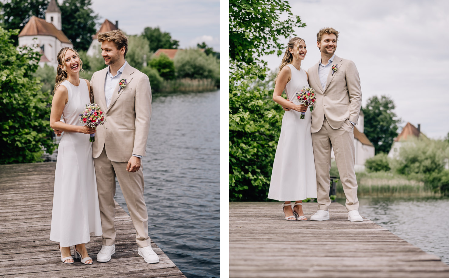 Das lockere, romantische Hochzeitsfoto von Mica Zeitz zeigt ein glückliches Paar am Ufer eines Gewässers, umgeben von einer malerischen Landschaft. Die Braut in einem eleganten weißen Kleid und der Bräutigam im hellen Anzug strahlen Freude und Liebe aus, was das Bild zu einem perfekten Erinnerungsstück für jeden besonderen Tag macht.