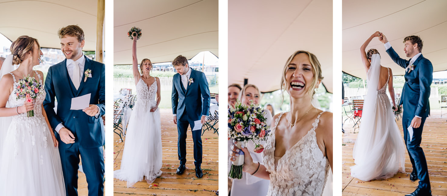 Das Hochzeitsfoto von Mica Zeitz fängt den strahlenden Moment des Eheversprechens ein, in dem die Braut voller Freude ihren Blumenstrauß hebt. Die emotionale Verbindung zwischen Braut und Bräutigam wird durch die festliche Atmosphäre und das elegante Zelt in diesem unvergesslichen Setting perfekt unterstrichen.
