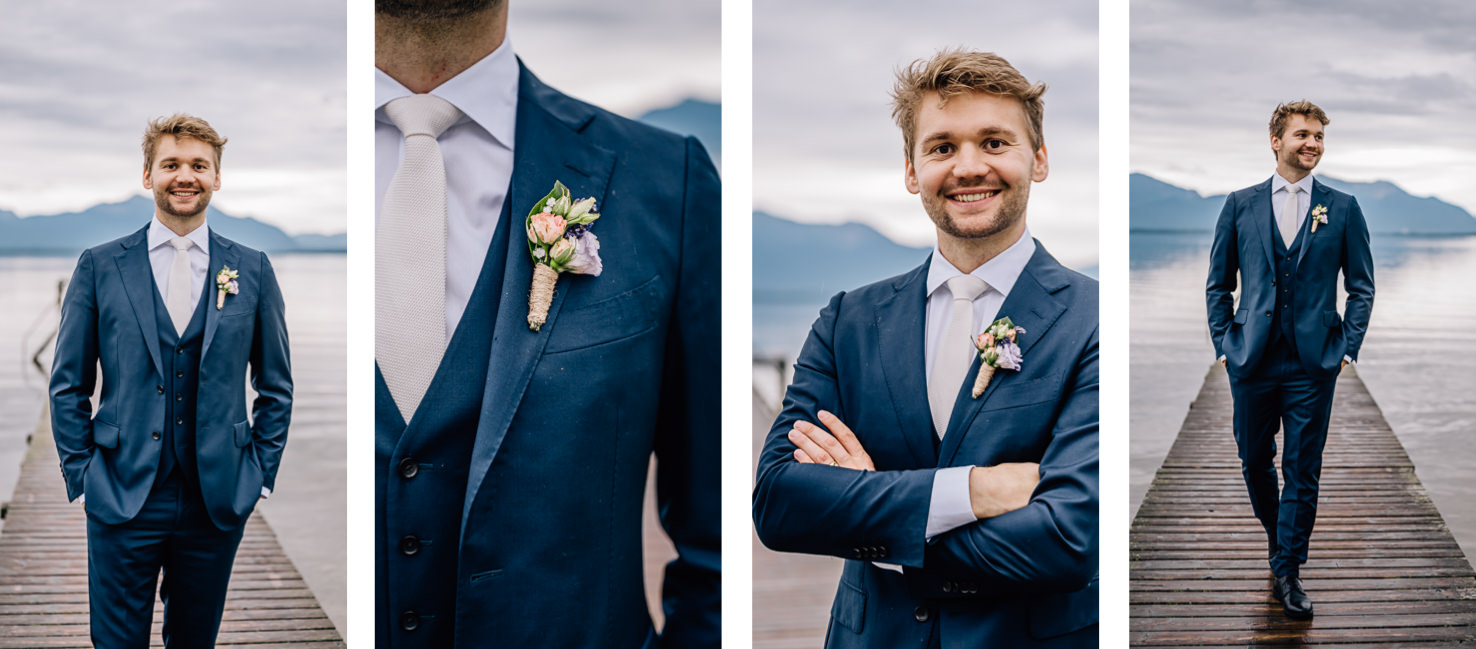 Das stimmungsvolle Hochzeitsfoto von Mica Zeitz zeigt einen charmanten Bräutigam in einem eleganten blauen Anzug, der lächelnd auf einem Steg am Wasser posiert. Die Kombination aus der malerischen Kulisse und dem stilvollen Look des Bräutigams bringt eine romantische Atmosphäre, ideal für Hochzeitsfotografie und -planung.