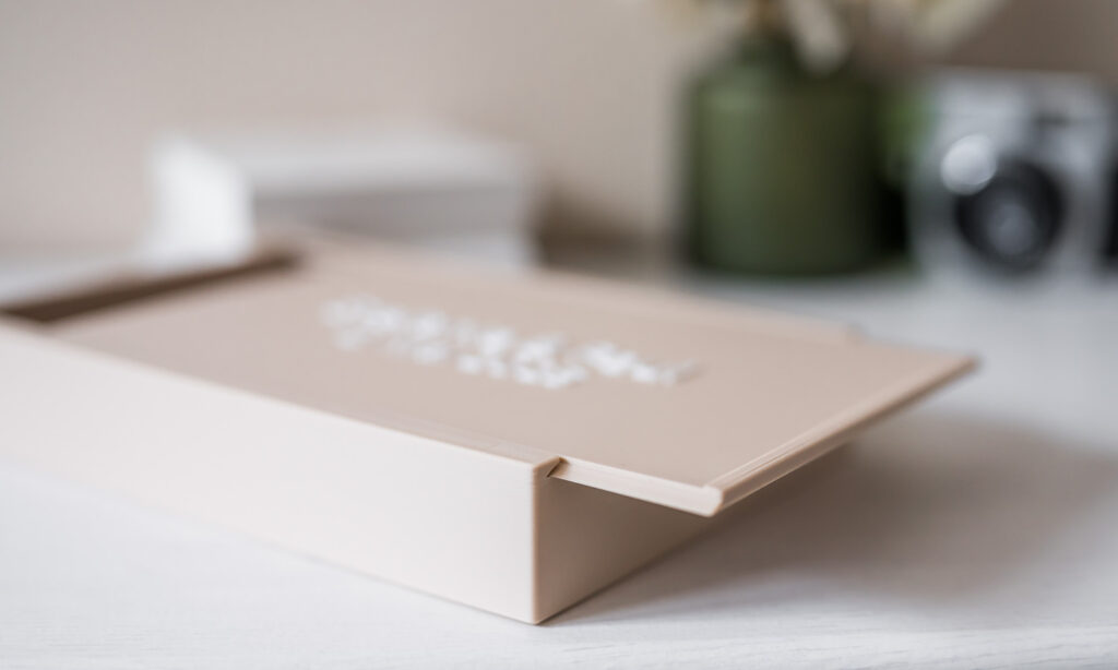 Das Bild von Mica Zeitz zeigt eine elegante, minimalistische Ablage in sanften Beigetönen, die perfekt in ein modernes Wohnambiente integriert werden kann. Der harmonische Einsatz von Farben und stilvollen Accessoires schafft eine einladende Atmosphäre und spricht Liebhaber des skandinavischen Designs an.