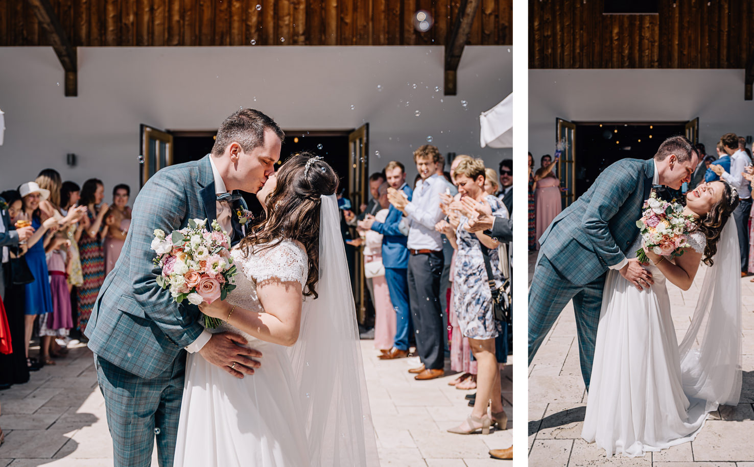 In dieser romantischen Hochzeitsaufnahme von Mica Zeitz feiern das frisch verheiratete Paar einen leidenschaftlichen Kuss, während um sie herum Gäste applaudieren und Seifenblasen in der Luft schweben. Die strahlenden Gesichter und die festliche Atmosphäre verkörpern den Zauber eines unvergesslichen Hochzeitstags.