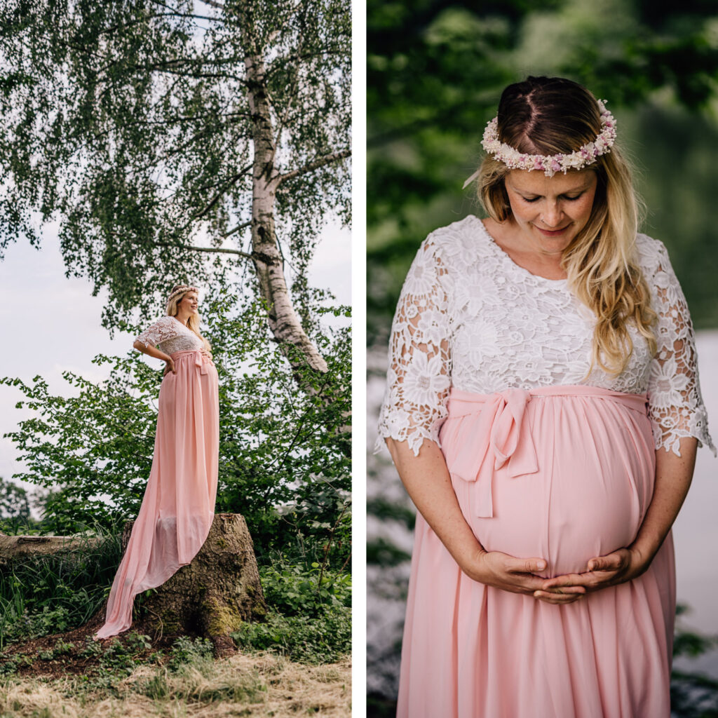 Das Bild zeigt eine schwangere Frau in einem eleganten Leihoutfit mit einem zarten, rosafarbenen Kleid, das ihren Babybauch umschmeichelt. Sie posiert idyllisch in der Natur, umgeben von grünen Pflanzen und Bäumen, festgehalten von der Fotografin Mica Zeitz.