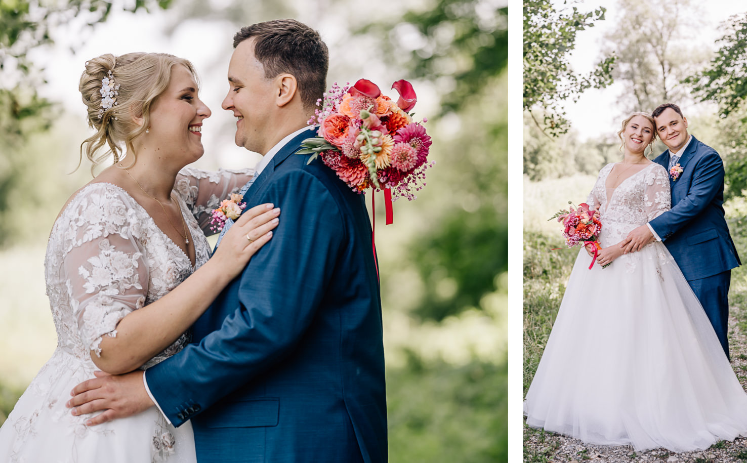 Das Bild zeigt ein fröhliches Hochzeitspaar in Olching, umgeben von einer idyllischen Naturkulisse. Die Braut trägt ein elegantes Kleid mit zarten Verzierungen und hält einen bunten Blumenstrauß, während der Bräutigam in einem schicken Anzug strahlt; festgehalten von der Fotografin Mica Zeitz.