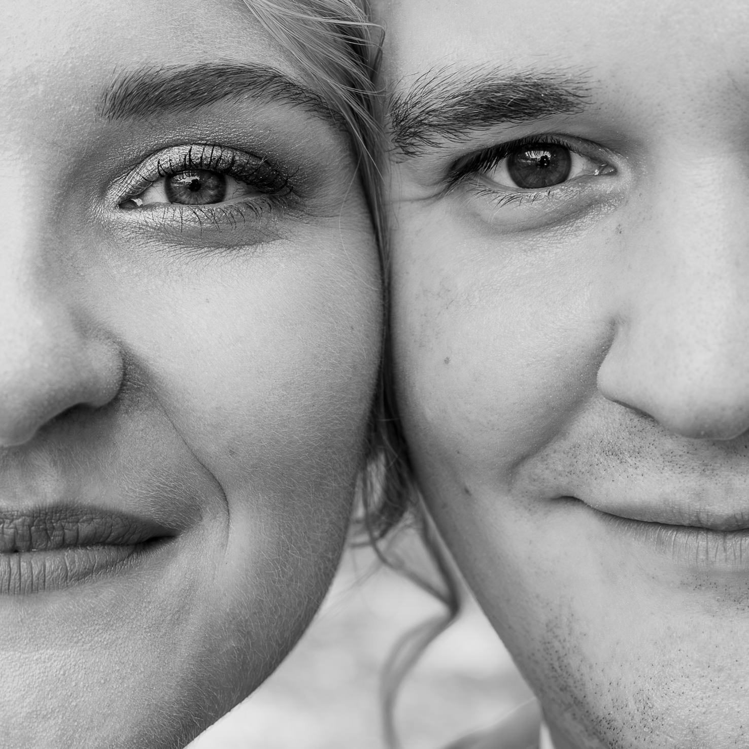 Das Bild zeigt ein detailreiches Porträt eines Paares, das sich nah gegenübersteht und ihre Freude und Zuneigung zueinander ausstrahlt. Diese Hochzeitsfotos aus Olching wurden von der Fotografin Mica Zeitz aufgenommen und fangen besondere Momente in eindrucksvoller Schwarz-Weiß-Ästhetik ein.